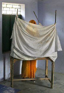 Femme indienne votant